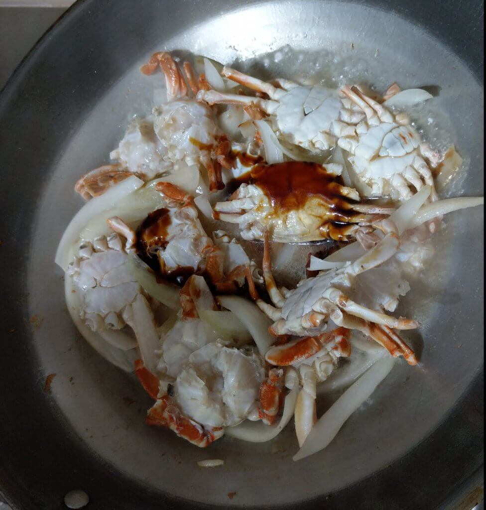 東海鮮甜花蟹身-螃蟹炒洋蔥加蠔油