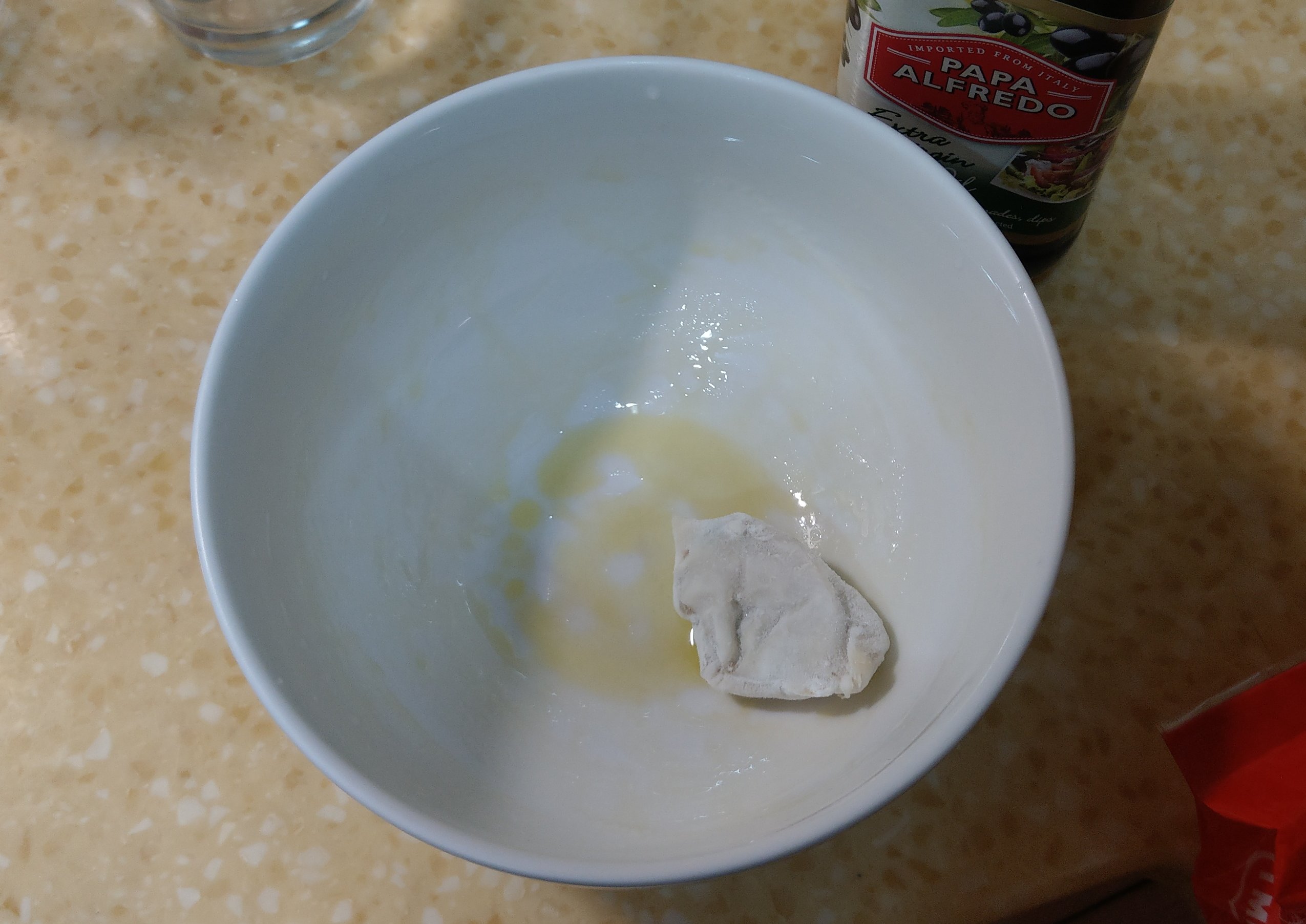 用水餃將橄欖油塗抹