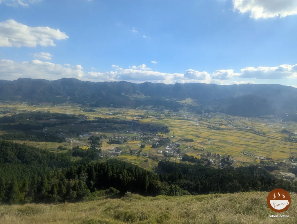 日本 熊本縣阿蘇市：往草千里的路上俯瞰阿蘇谷，下面是一大片稻田，遠方是阿蘇的外輪山