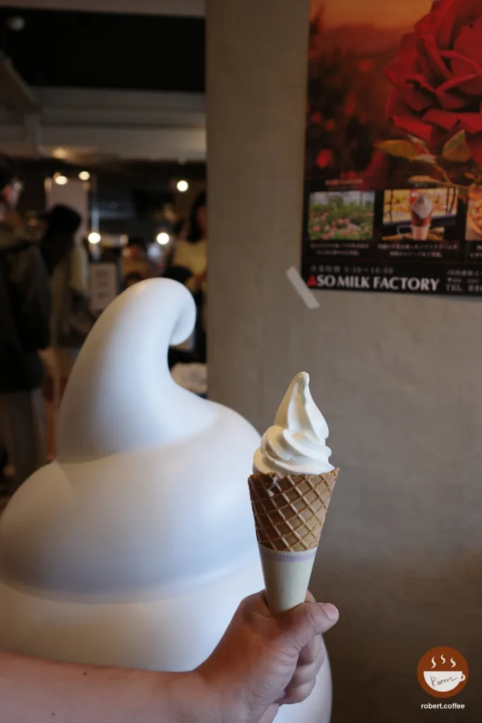 日本 熊本縣阿蘇市 ニュー草千里 ASO MILK ice cream shop：ASO MILK 牛奶霜淇淋，旁邊是一個比人還高的霜淇淋模型