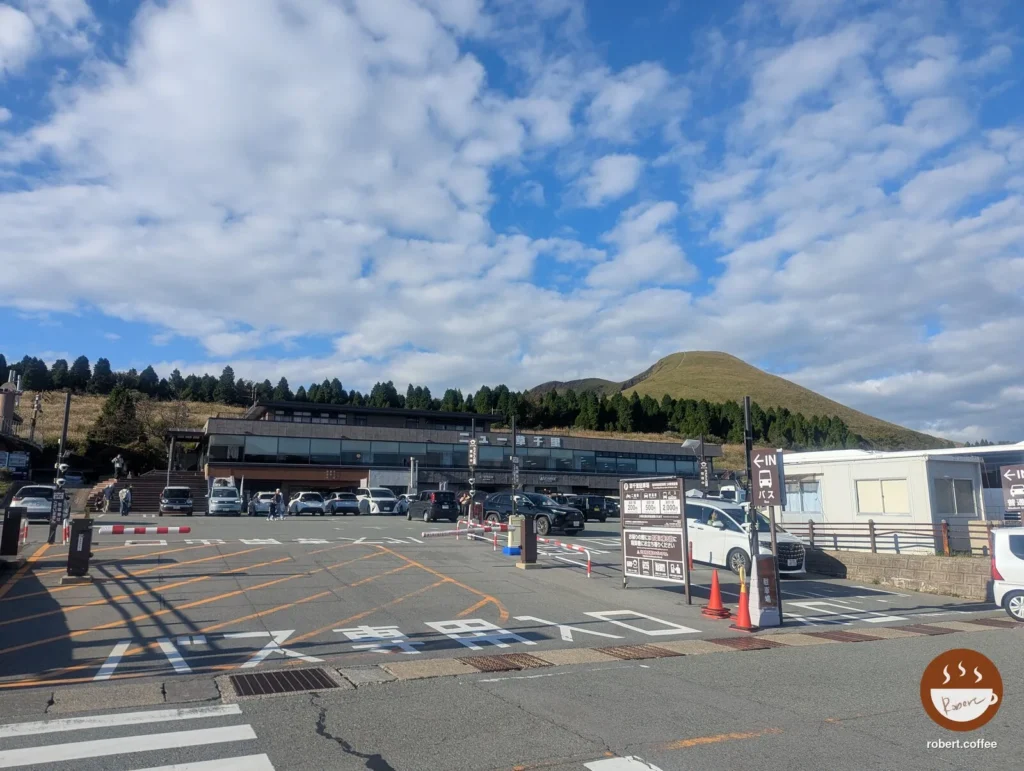 日本 熊本縣阿蘇市 草千里ヶ浜:停車場和後面圓圓的山